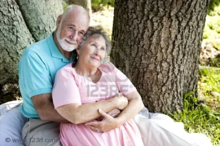 7477352-nostalgic-senior-couple-sitting-outdoors-and-remembering.webp