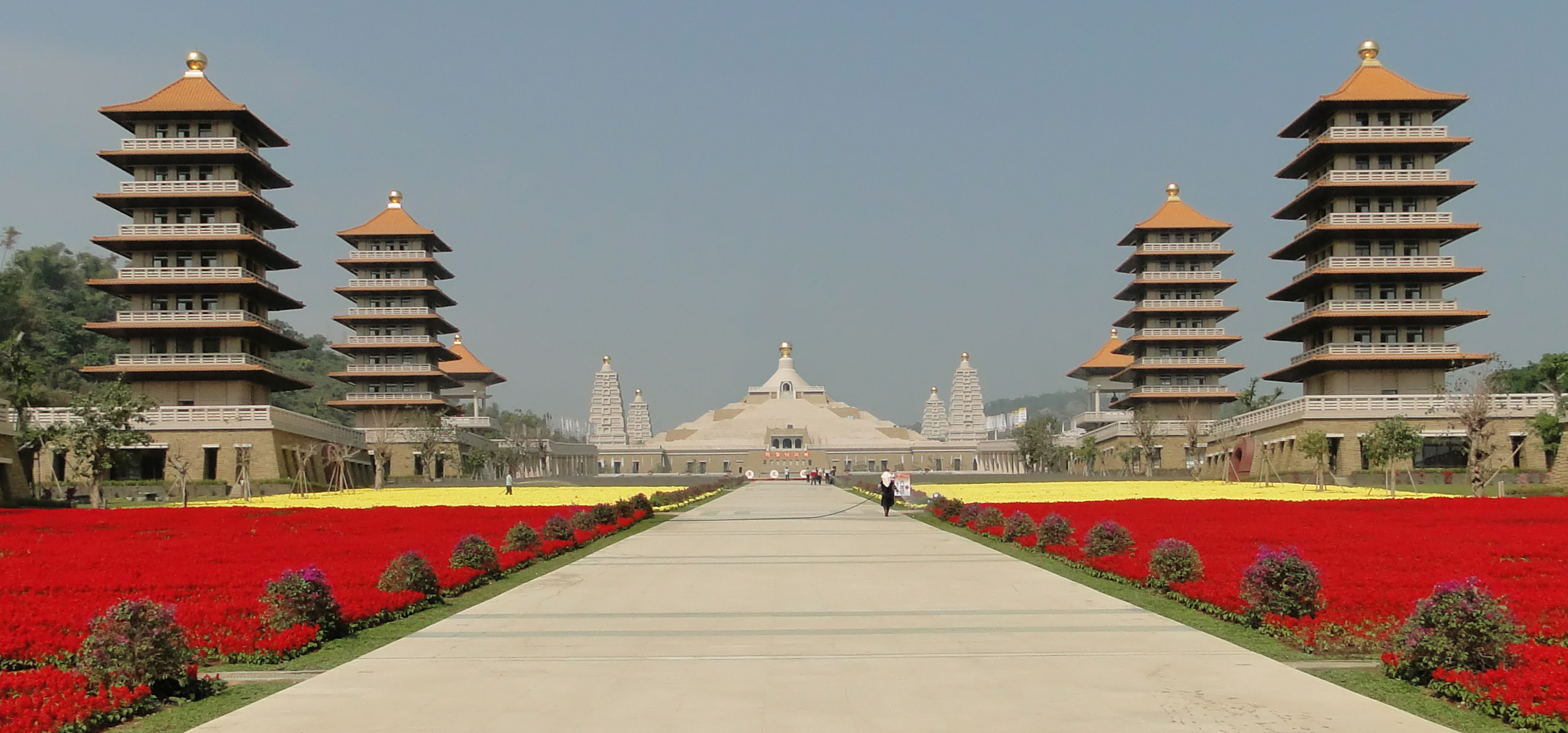 Buddha_Memorial_Center,_Taiwan_01.jpg