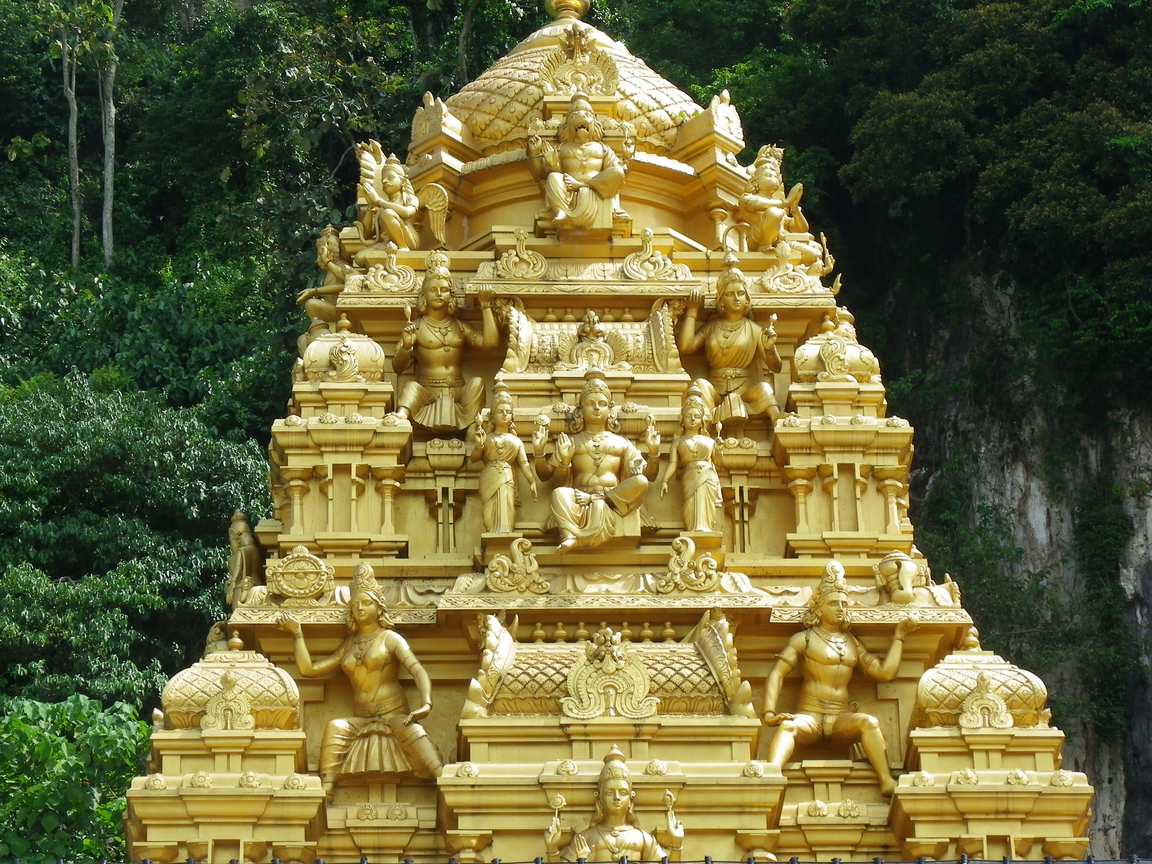 Entrance_Shrine_at_Batu_Caves.JPG